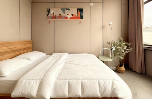 Pudong Hotel | 云巷酒店Shanghai Yunxiang Hotel provides 24-hour and 7-day airport pick-up and drop-off service round-the-clock butler service available at your request anytime elegant peaceful courtyard, we uphold the service tenet that guests are our top priorit