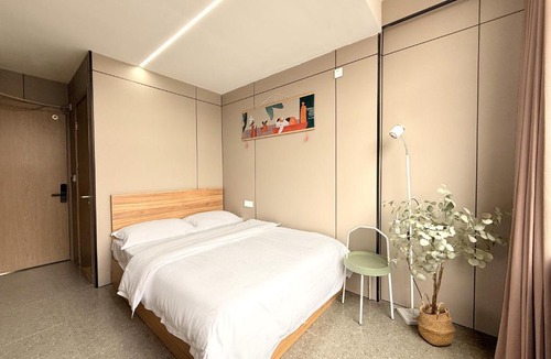 Pudong Hotel | 云巷酒店Shanghai Yunxiang Hotel provides 24-hour and 7-day airport pick-up and drop-off service round-the-clock butler service available at your request anytime elegant peaceful courtyard, we uphold the service tenet that guests are our top priorit