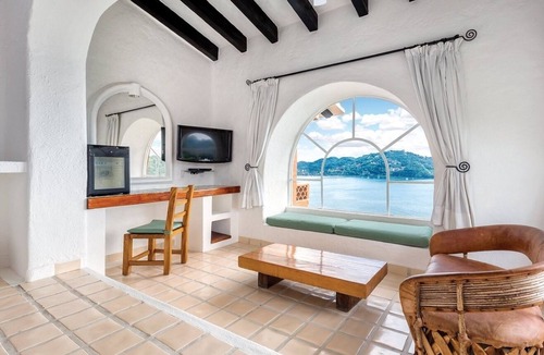 Almacen Resort | Zihuatanejo | Compact Ocean Retreat | Pool + Beach