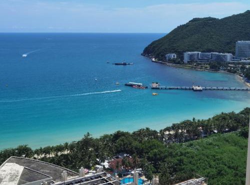 三亚大东海高层无遮挡海景房四室3卫,АдресJinmao Sea View Garden 8 Haihua Road High-rise property with unobstructed ocean views, 4 bedrooms
