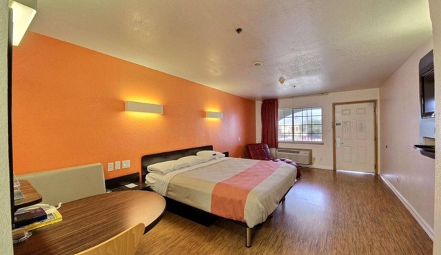 1 King Bed|Non-Smoking