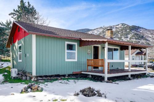 10 Mi to Tehachapi Mountain Park: Mtn-View Cabin! in Tehachapi