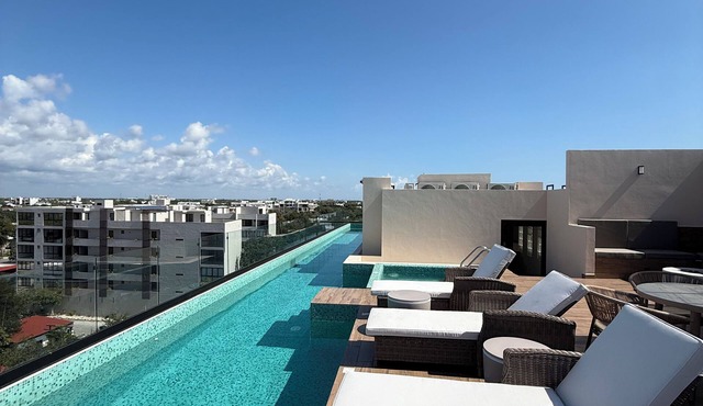10 min. from beach, New luxury condo w/Pool, Gym, Sauna, Parking and laundry!