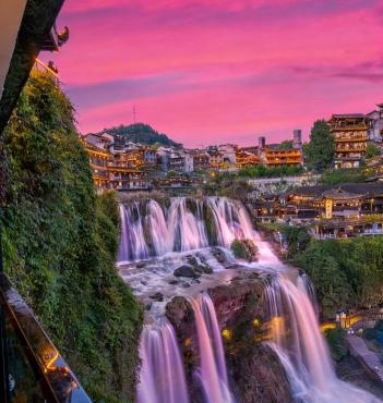 12C River View Homestay Overlooks the Panoramic Light Show of Furong Town