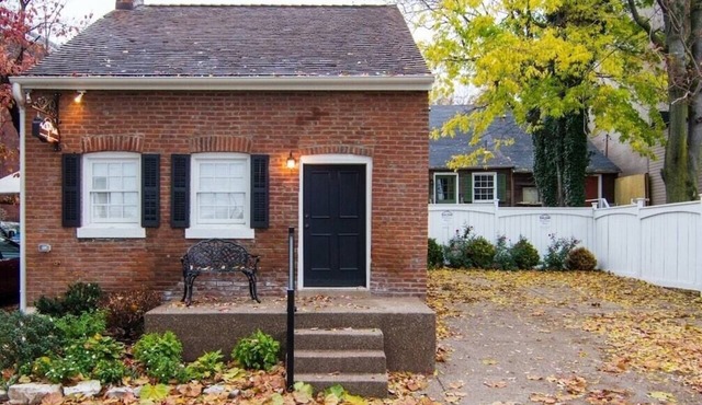 1830's Luxury Brick Cottage, Cozy Fireplace, right off the Cobblestone Streets! in St. Charles