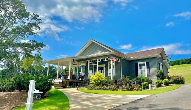 1930's Bungalow "Imperfect Perfection" Pool, hottub, Kayaks, firepit, & more! in Cedar Bluff