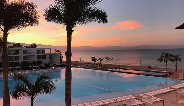 2 Bedroom Beachfront Condo, Beautiful Ocean and Pool Views
