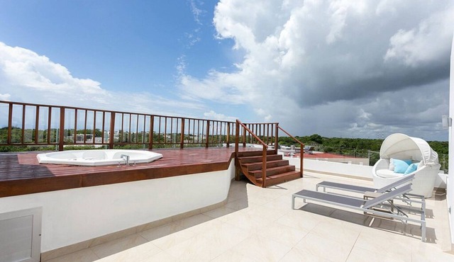 2-Bedroom Luxurious Oceanfront Penthouse, Private Rooftop, ALL-INCLUSIVE