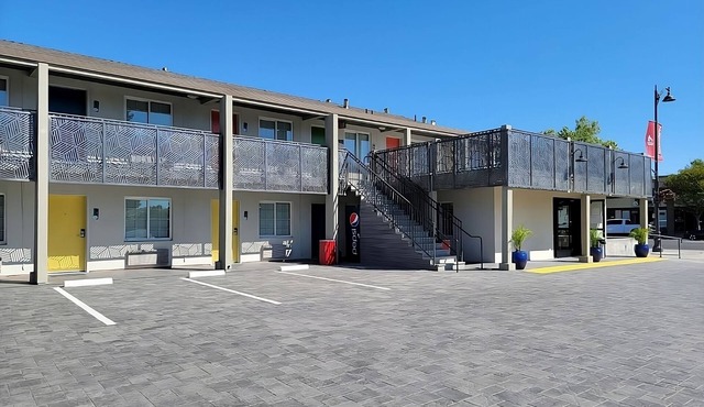 2 Chic Decor Units, FREE Parking! Minutes to Municipal Rose Garden! in Santa Clara
