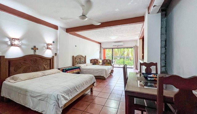 2 Cozy Beachfront Studios