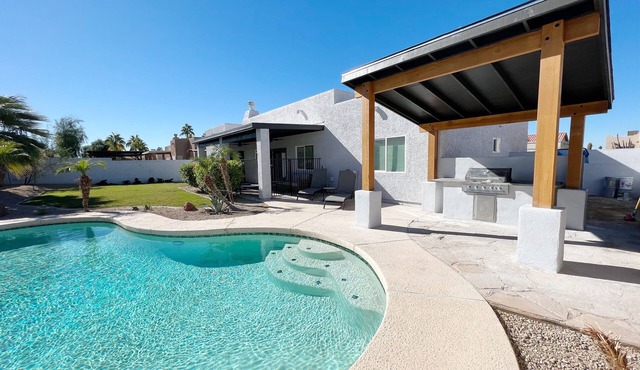 2 king size beds, Heated pool, Patio.& grill & Fast.Wi-Fi