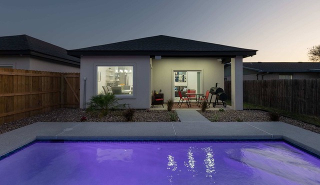 2 Luxury Homes w/ 2Pools |Walk to Hospital & Cafes