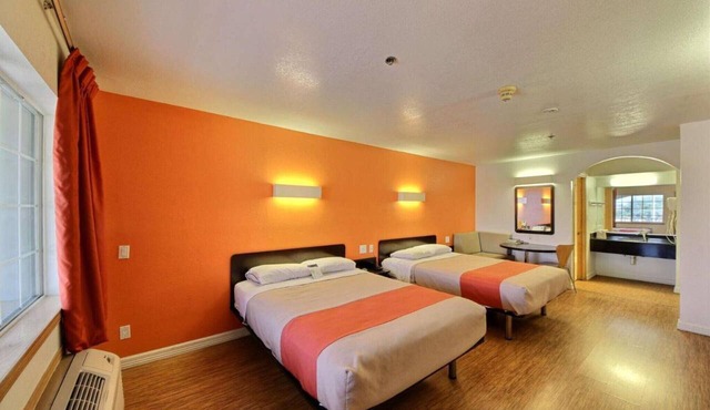 2 Queen Beds | Smoking