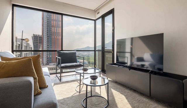 2Bed/2Bath, Pool, Gym & Mountain Views!