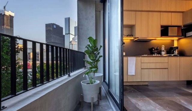 2BR retreat near Plaza Midtown w/balcony