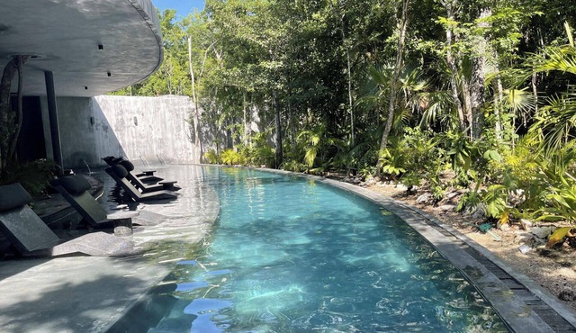 3 Bed Apartment Sleeps 6 - Private Pool & Hot Tub