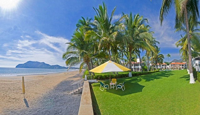 3 Bedroom beachfront condo right on sandy beach