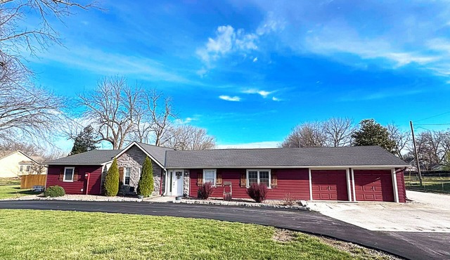 3-bedroom home with great backyard & pool with a private and peacful setting in Spring Hill