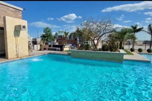 3 Bedroom House wit Pool Access