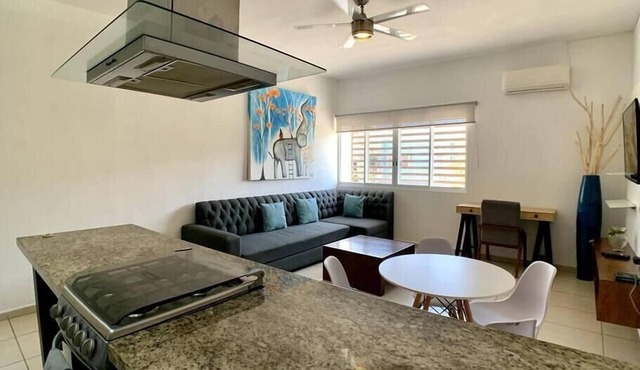 3 blocks to the beach ! Strong Wifi + Pool!