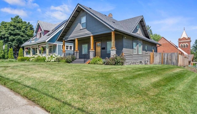 3BR/3BA Craftsman in South Perry—sleeps 8, hot tub, BBQ, Wi‑Fi. in Spokane