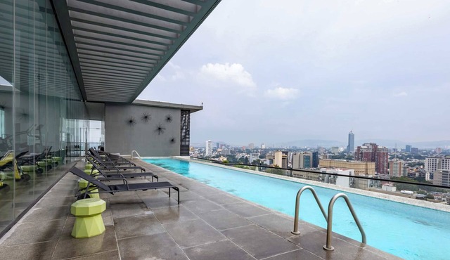 3BR retreat w/pool, patio & skyline views