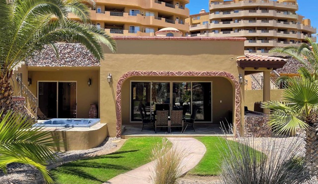 3BR Sandy Beach Villa Pools & Beach Access