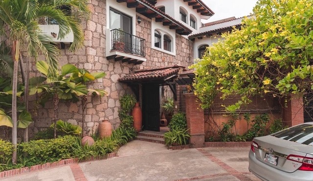 4-bedroom Mexican Hacienda in welcoming Puerto Vallarta with AC, WiFi, Swimpool