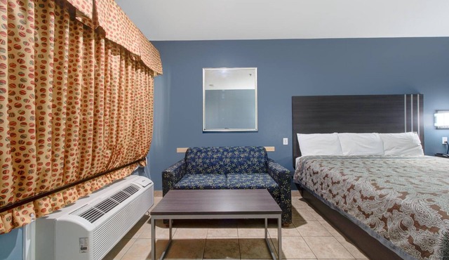 4 Convenient Rooms for Road Trippers w/Comfortable Living Space