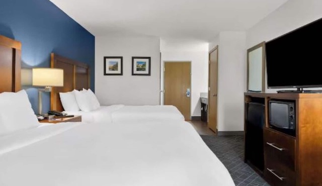 4 Tranquil Units with Free Breakfast and Indoor Pool Near Rialto Theatre in Joliet