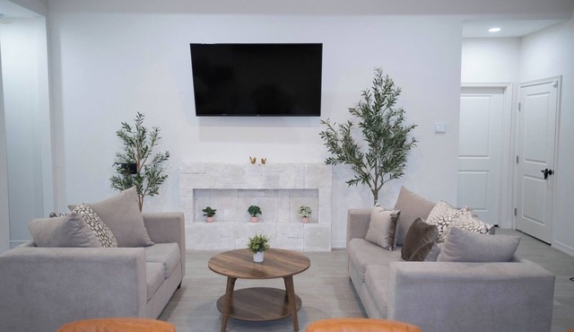 4BR Home Backyard + BBQ / Sleeps 8