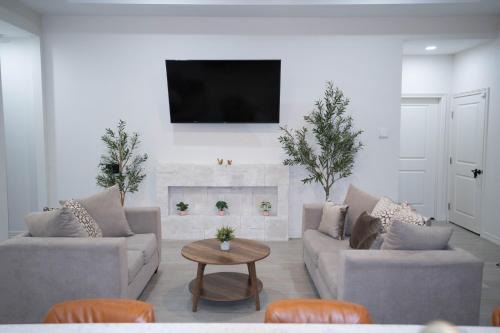 4BR Home Backyard + BBQ/Sleeps 8