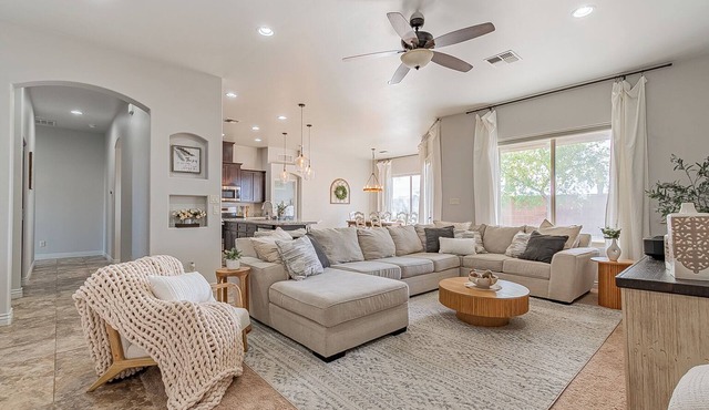 4BR Modern Farmhouse , Sleeps 10 , Backyard & Theater Room