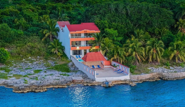 7 Bedrooms, Oceanfront, Bike Path to Town