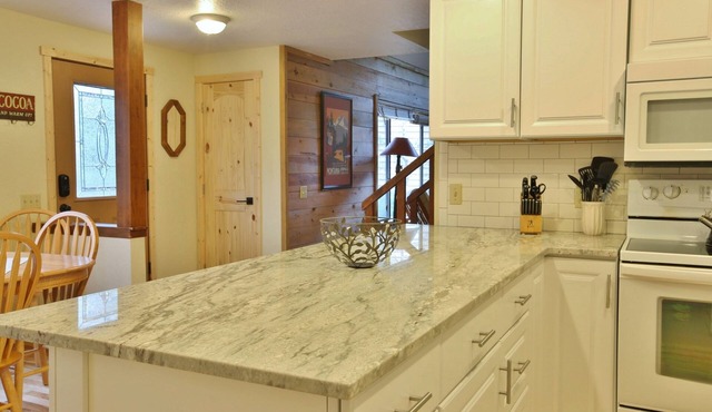 8 Leisure - Light & Bright Home, Hot Tub, Quiet Area Close to SHARC + Passes Included in Sunriver