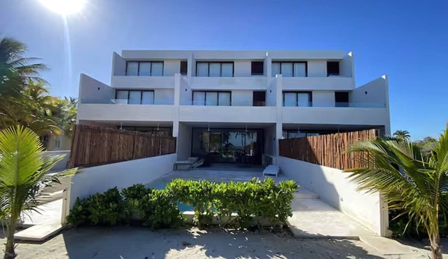 A paradise for the whole family in Uaymitun - Beachfront Villa with pool