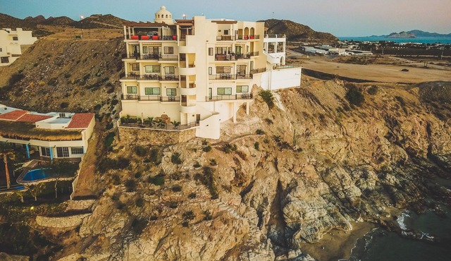 A2. Luxury Condo for 6 + Beachfront + Parking