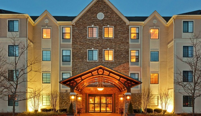 Accessible Suite | Kitchen, Free Breakfast & Pool in Glenview