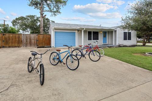 Adorable Southside ATM Cottage with Bikes, Pets OK in College Station