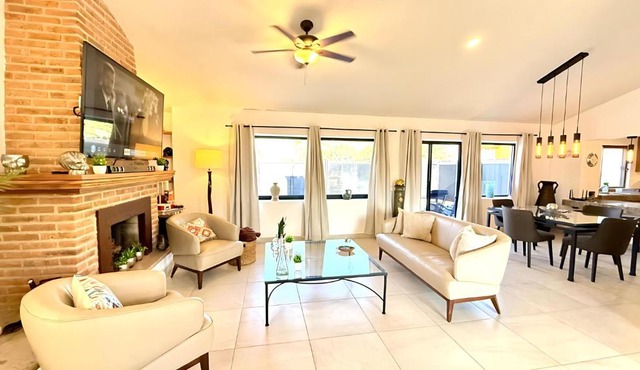Ajijic Modern 1 Bed Home -Great location-Patio-Gym-Pickleball Court-Golf Cart