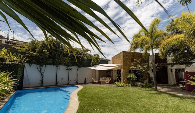 Amazing Gardens Villa 10 min from beach!