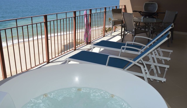 Amazing oceanfront apartment in Grand Venetian Tower 2000
