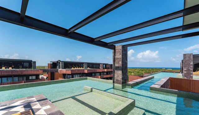 AMIRA Luxury 3BR PH with Rooftop and private pool