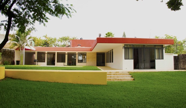 Amplia casa de los 60's restaurada, con alberca, asador y amplio jardin