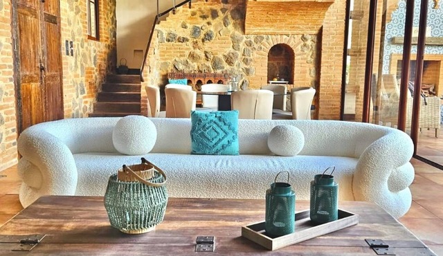 Antigua Luxury Stay with Jacuzzi. Roof top fire pit and those volcano views!