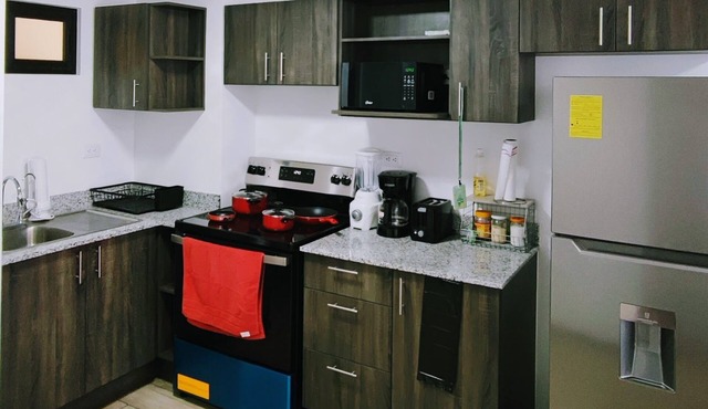 Apartamento completo de 3 habitaciones y amenidades como piscina y gimnasio.