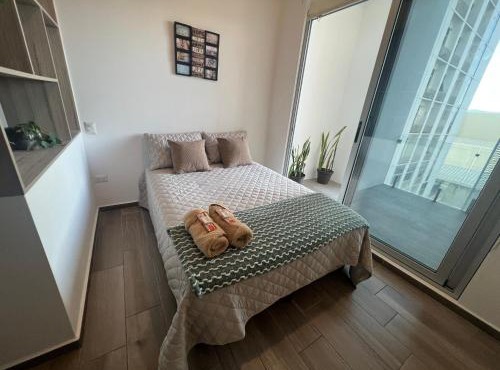Apartamento a la par del aeropuerto con gran balcón 1 habitación!
