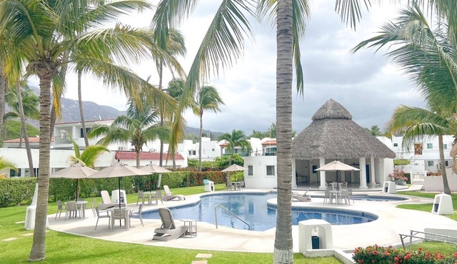 Apartment (second floor) one block from the beach, CLUB SANTIAGO, Manzanillo