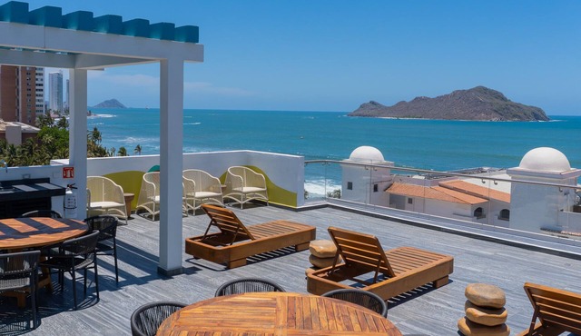 Apartment with 2 bedrooms. AC, Pool and beach nearby in Mazatlan's Golden Zone