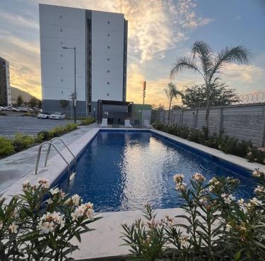 Apartment with Pool, gym & parking, up to 6 guests, BBVA stadium area